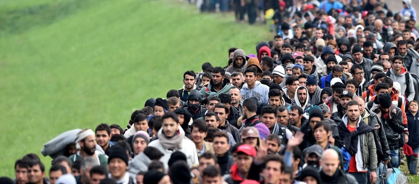 Τραγική απόφαση της Κυβέρνησης: «Επίδομα & στους μετανάστες που ζουν πολλά χρόνια στην Ελλάδα» – Προς δημογραφική αλλοίωση!
